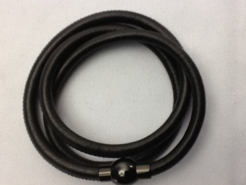 Armbnd i lder Sort med magnetls.